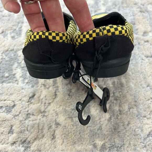 NEW 2010 Original Despicable Me Minions slip on sneakers size 10 - Picture 6 of 8